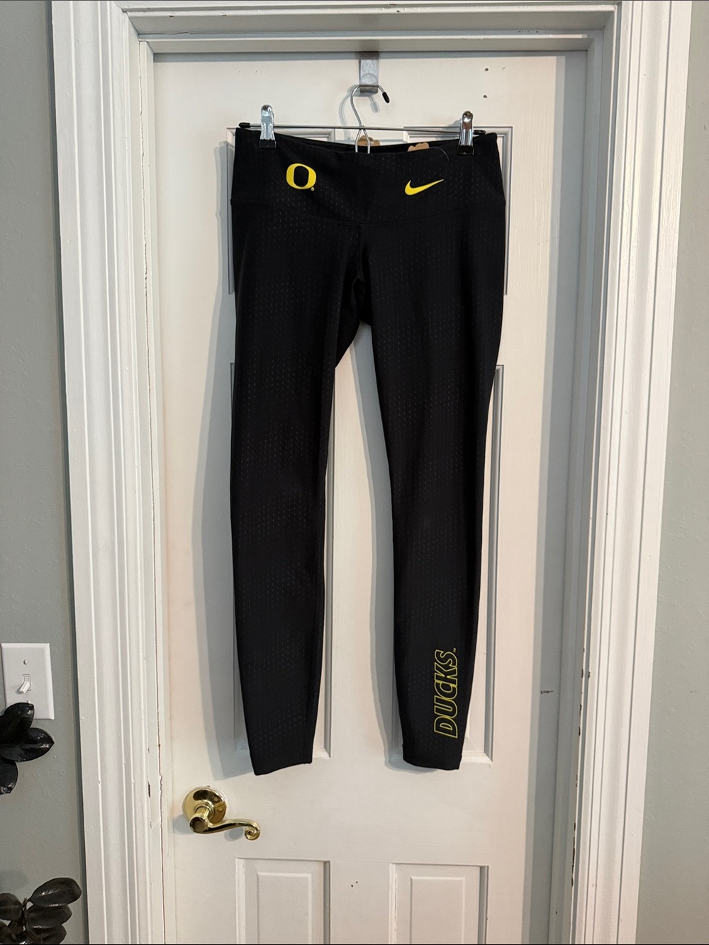 Nike Oregon Black and Yellow Team Logo Leggings